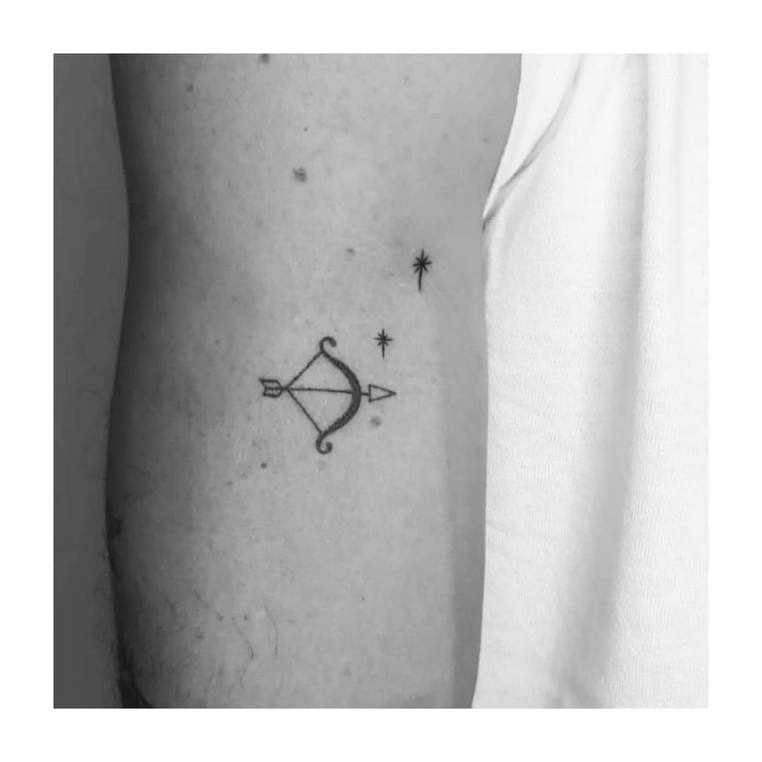 Tatuaje de estrella en muslo, línea fina Sinkply Madrid