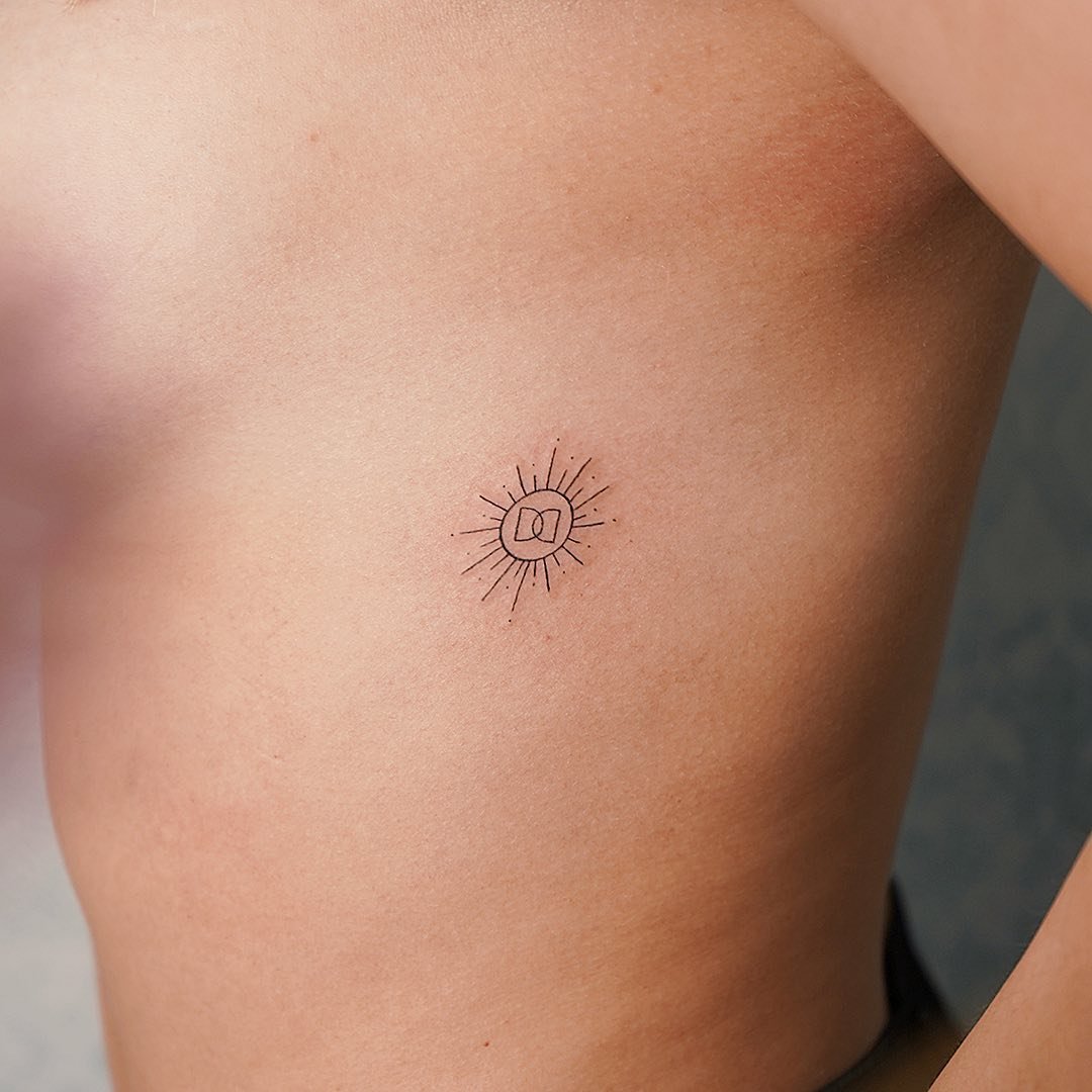 Tatuaje de estrella en muslo, línea fina Sinkply Madrid