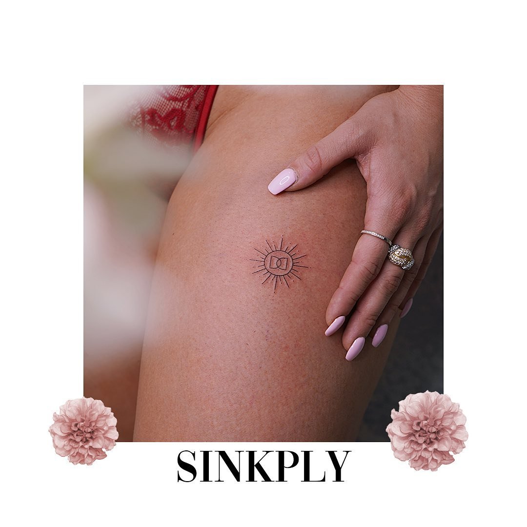 Tatuaje de estrella en muslo, línea fina Sinkply Madrid