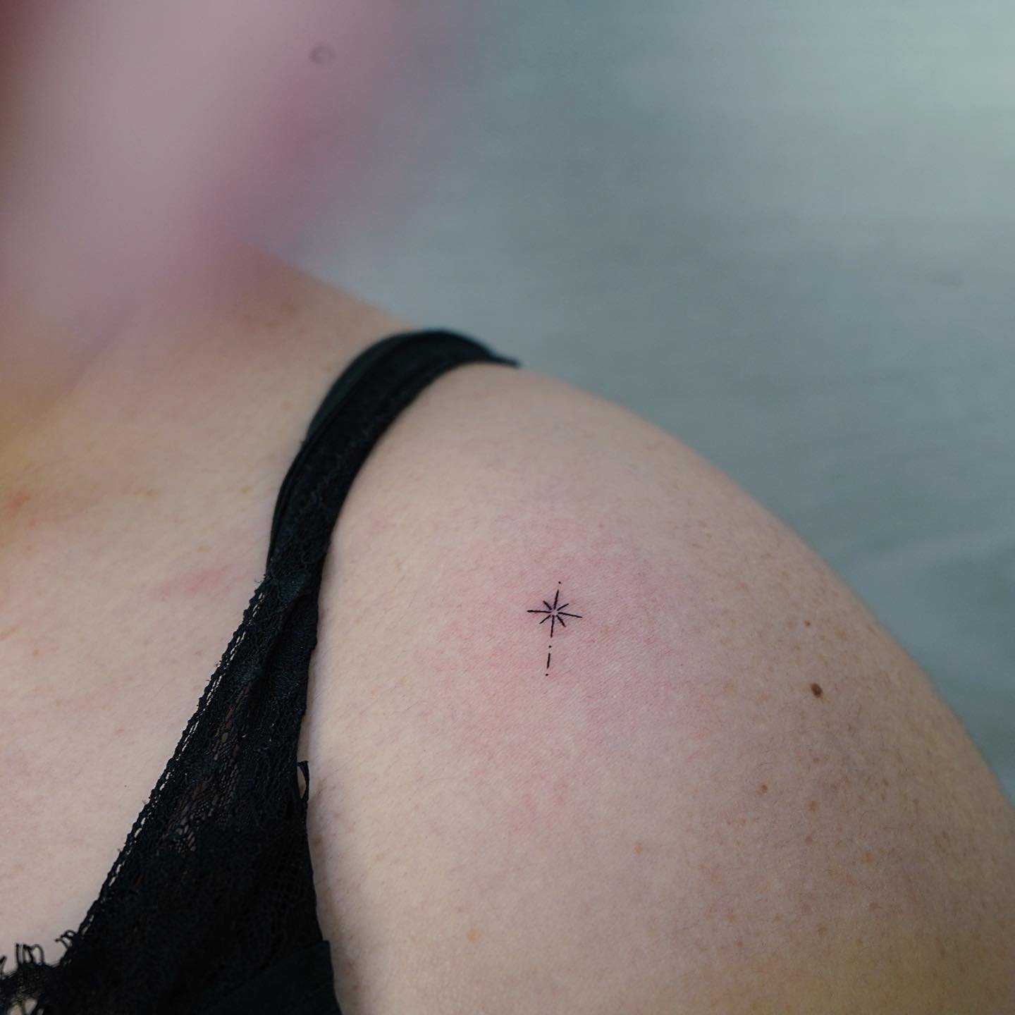 Tatuaje de estrella en muslo, línea fina Sinkply Madrid