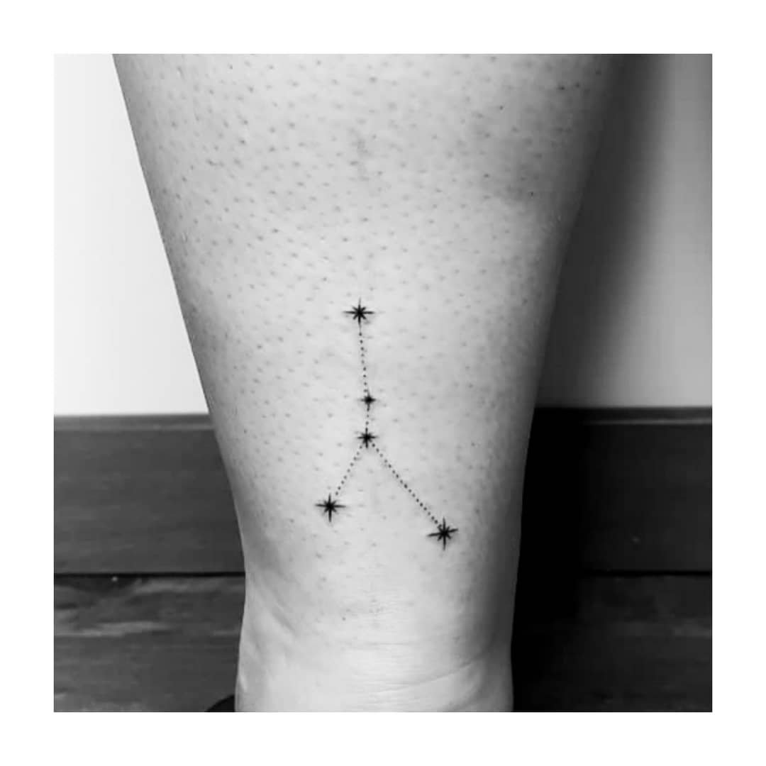 Tatuaje de estrella en muslo, línea fina Sinkply Madrid