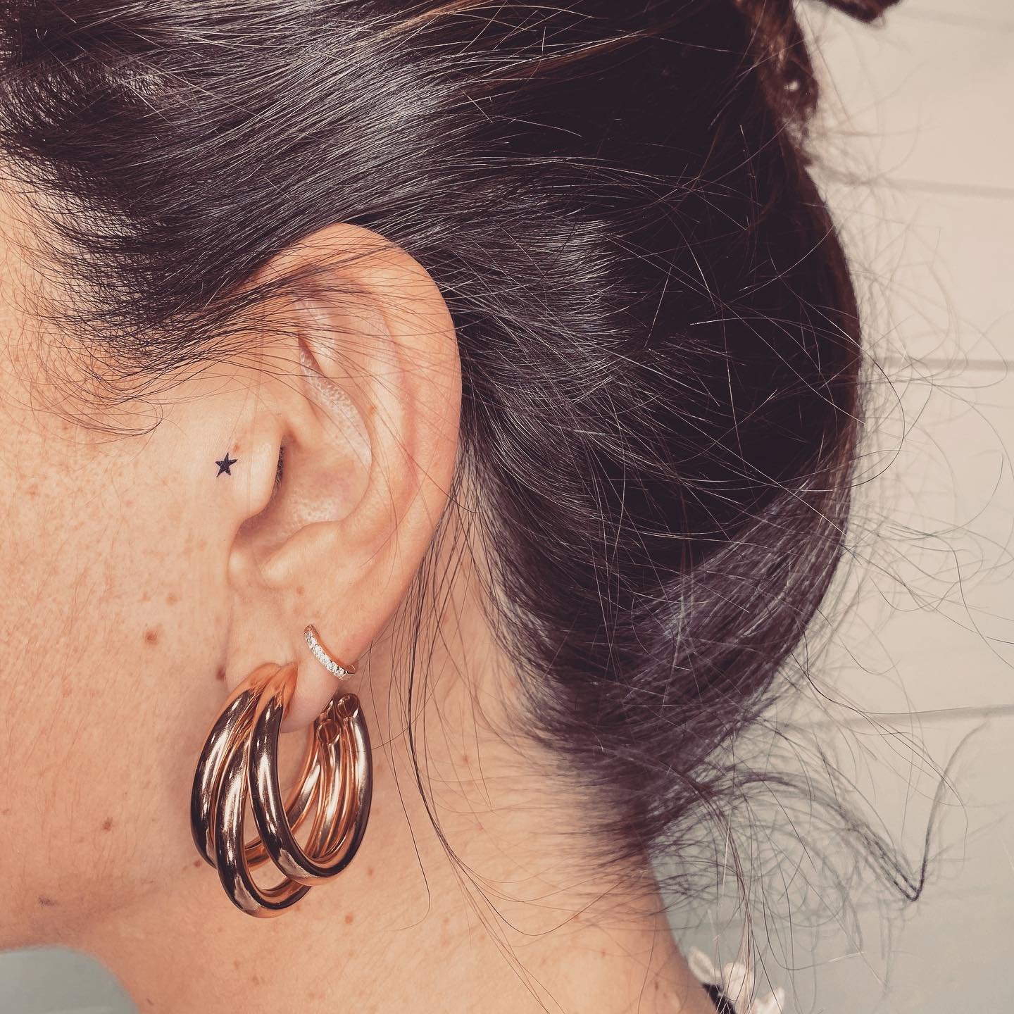 Tatuaje de estrella en oreja, línea fina Sinkply Madrid
