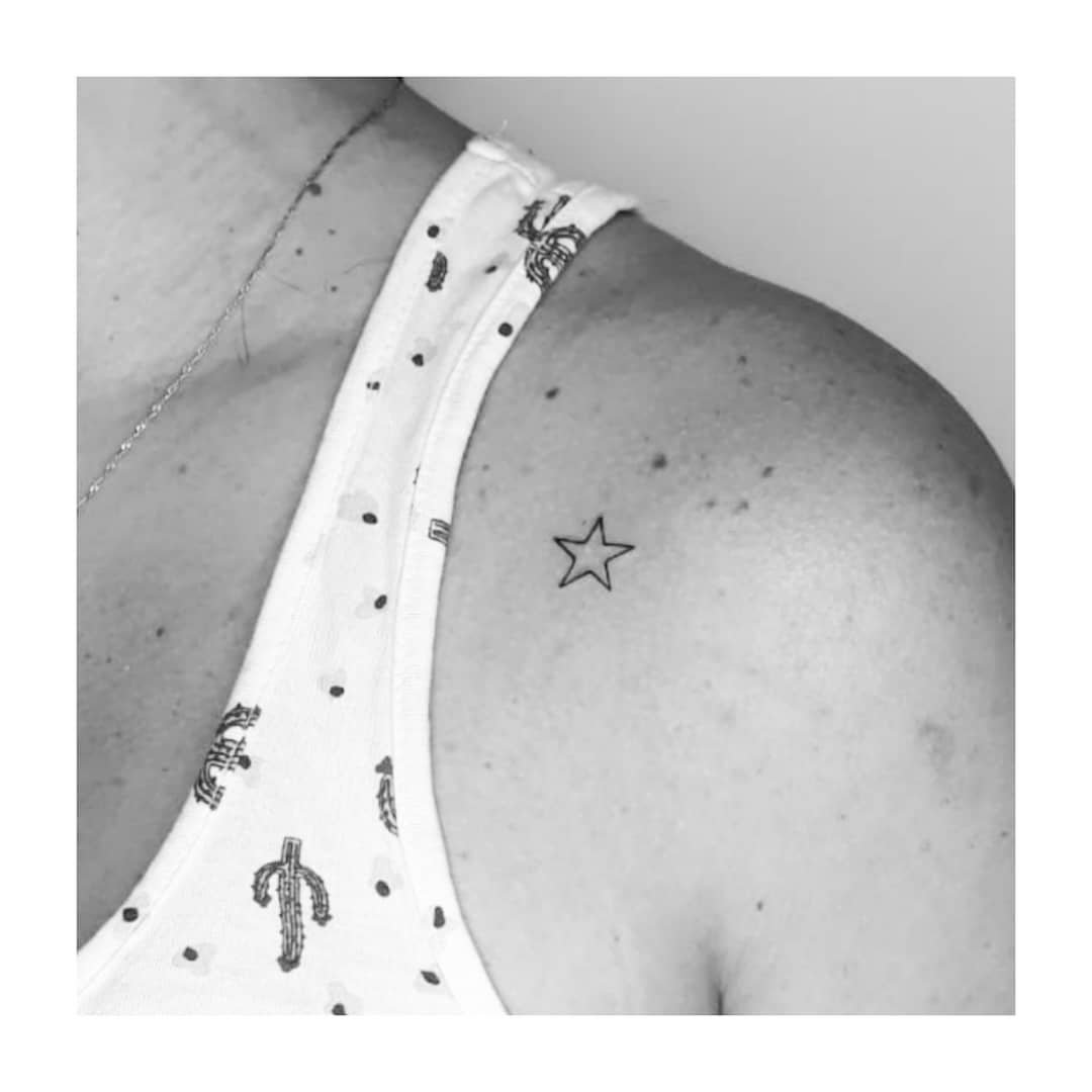 Tatuaje de estrella en pecho, línea fina Sinkply Madrid