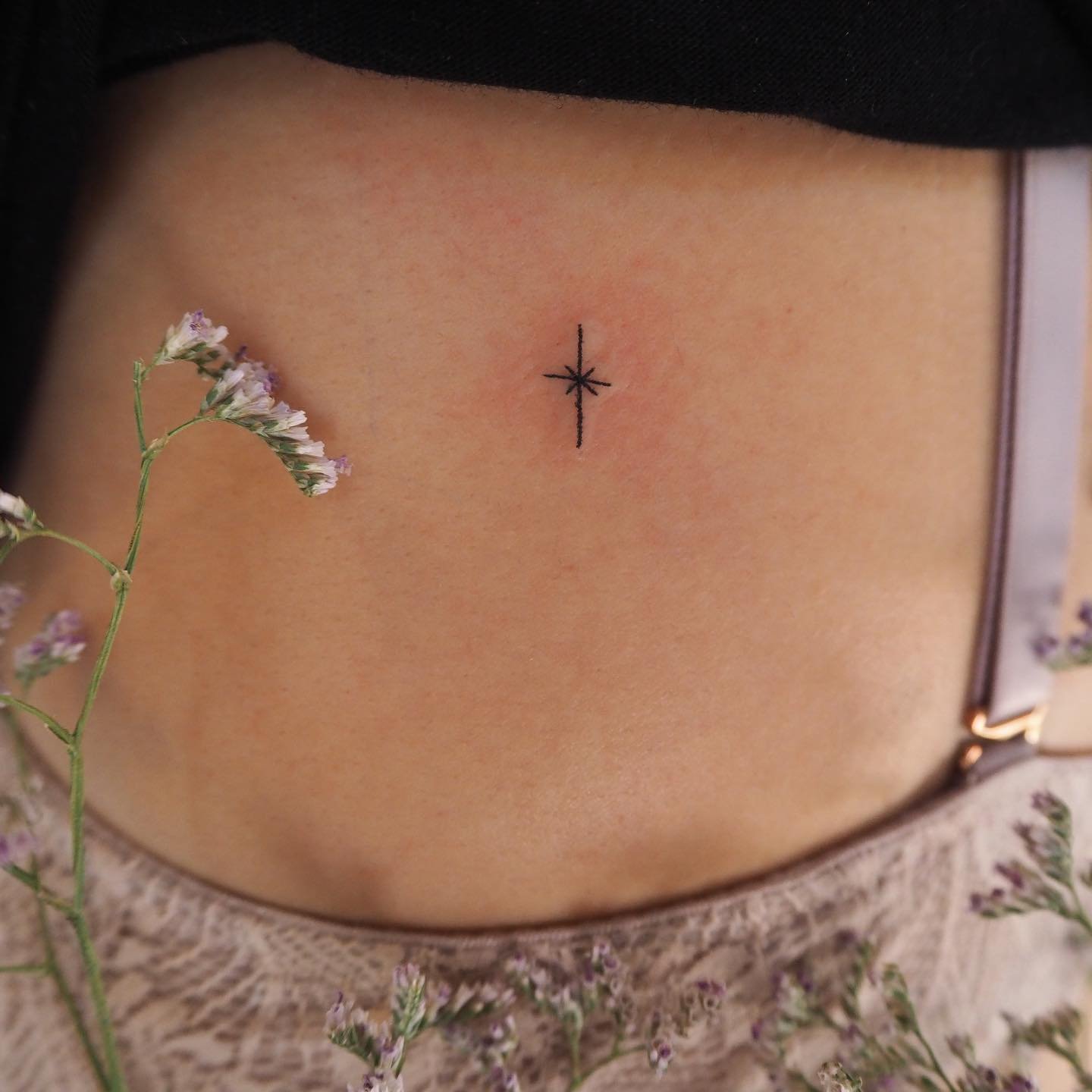 Tatuaje de estrella en pecho, línea fina Sinkply Madrid