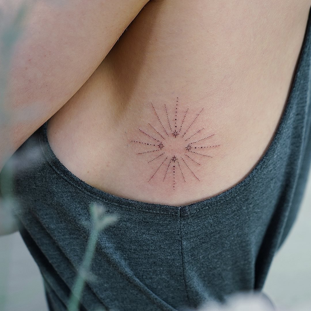 Tatuaje de estrella en pecho, línea fina Sinkply Madrid
