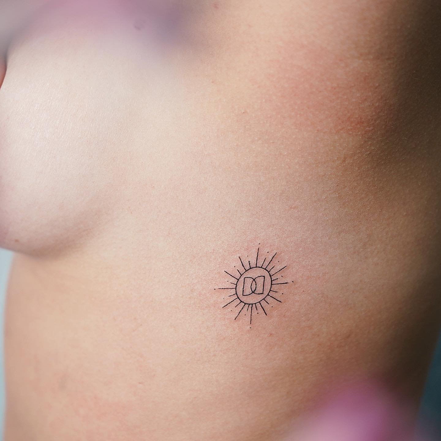 Tatuaje de estrella en pecho, línea fina Sinkply Madrid