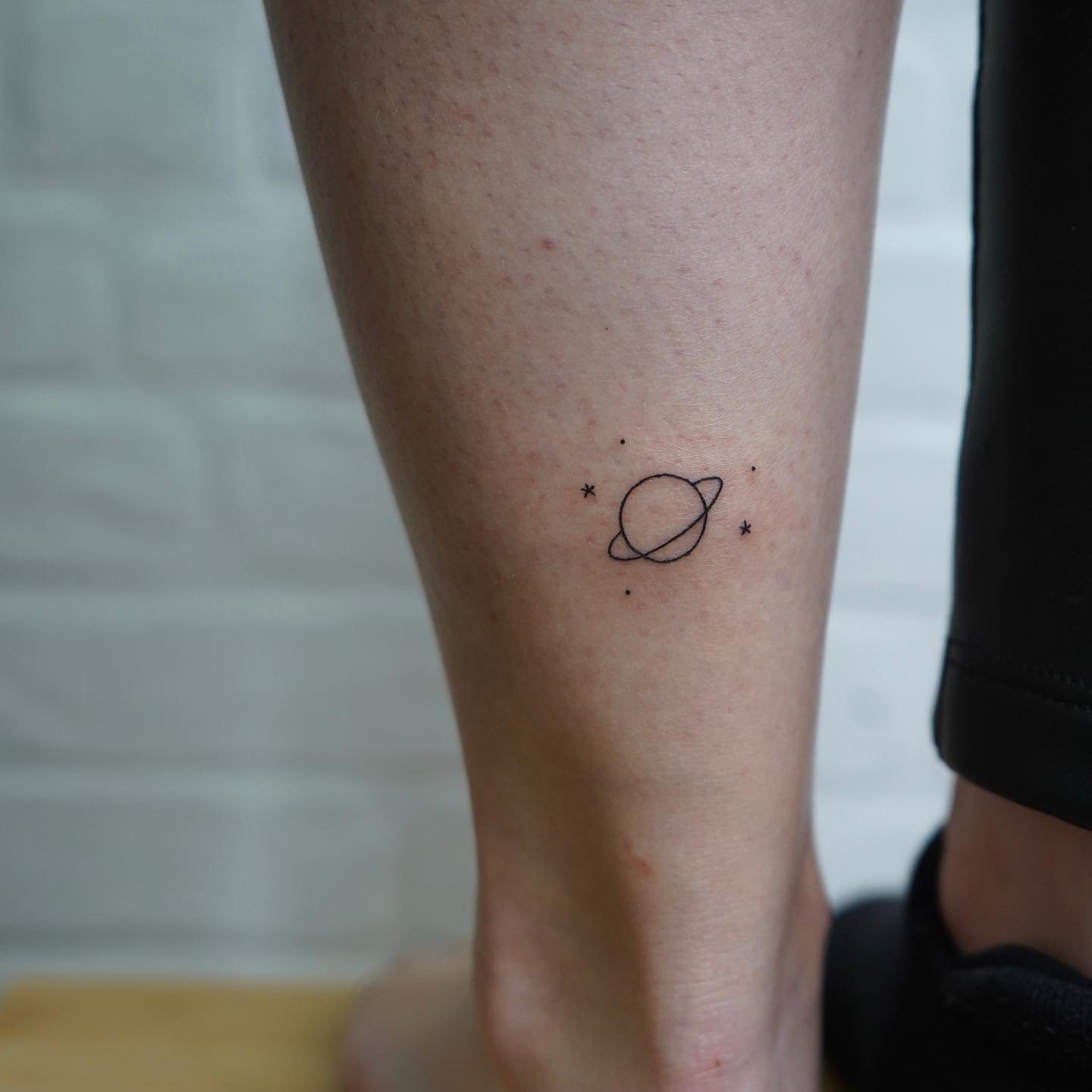 Tatuaje de estrella en pierna, línea fina Sinkply Madrid