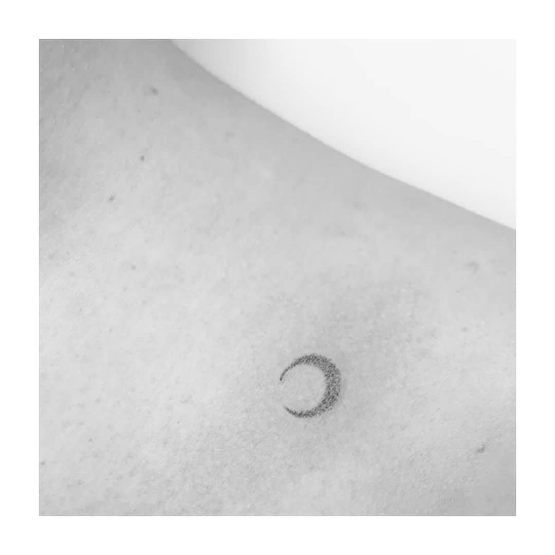 Tatuaje de luna en antebrazo, línea fina Sinkply Madrid