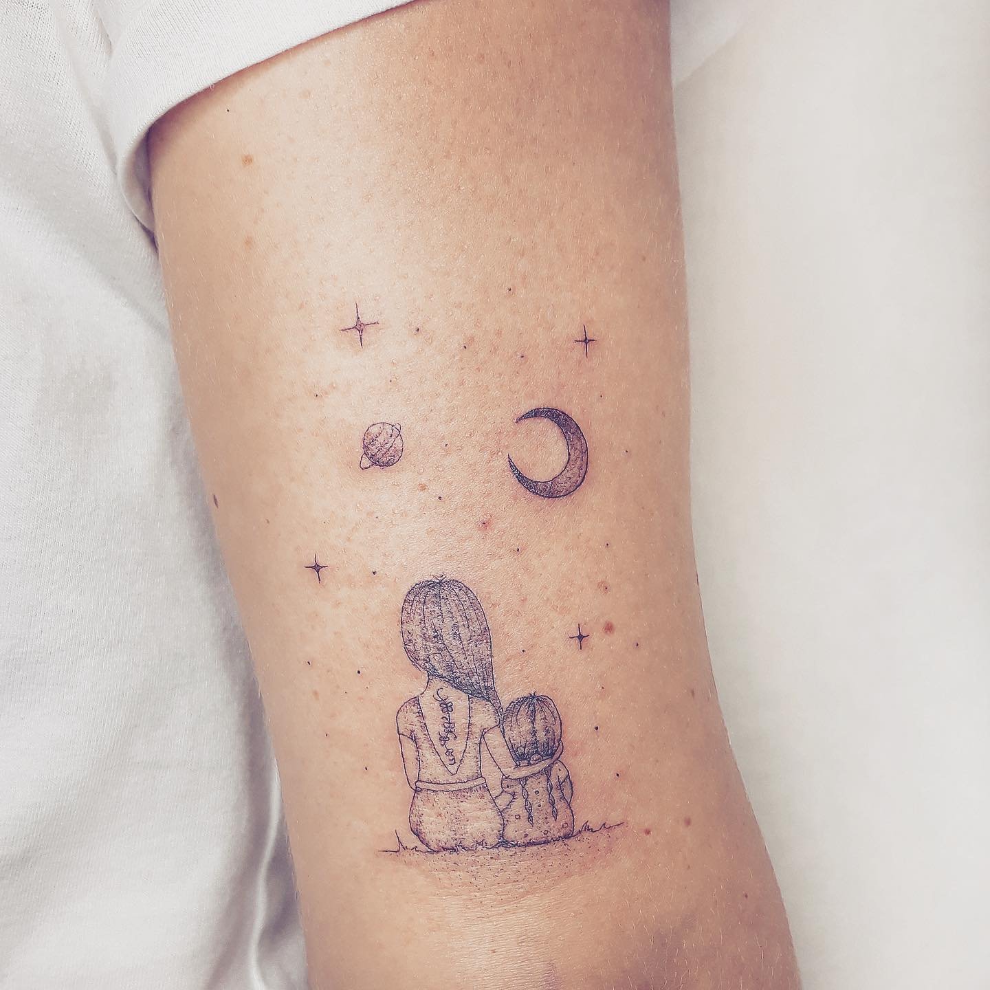 Tatuaje de luna en antebrazo, línea fina Sinkply Madrid