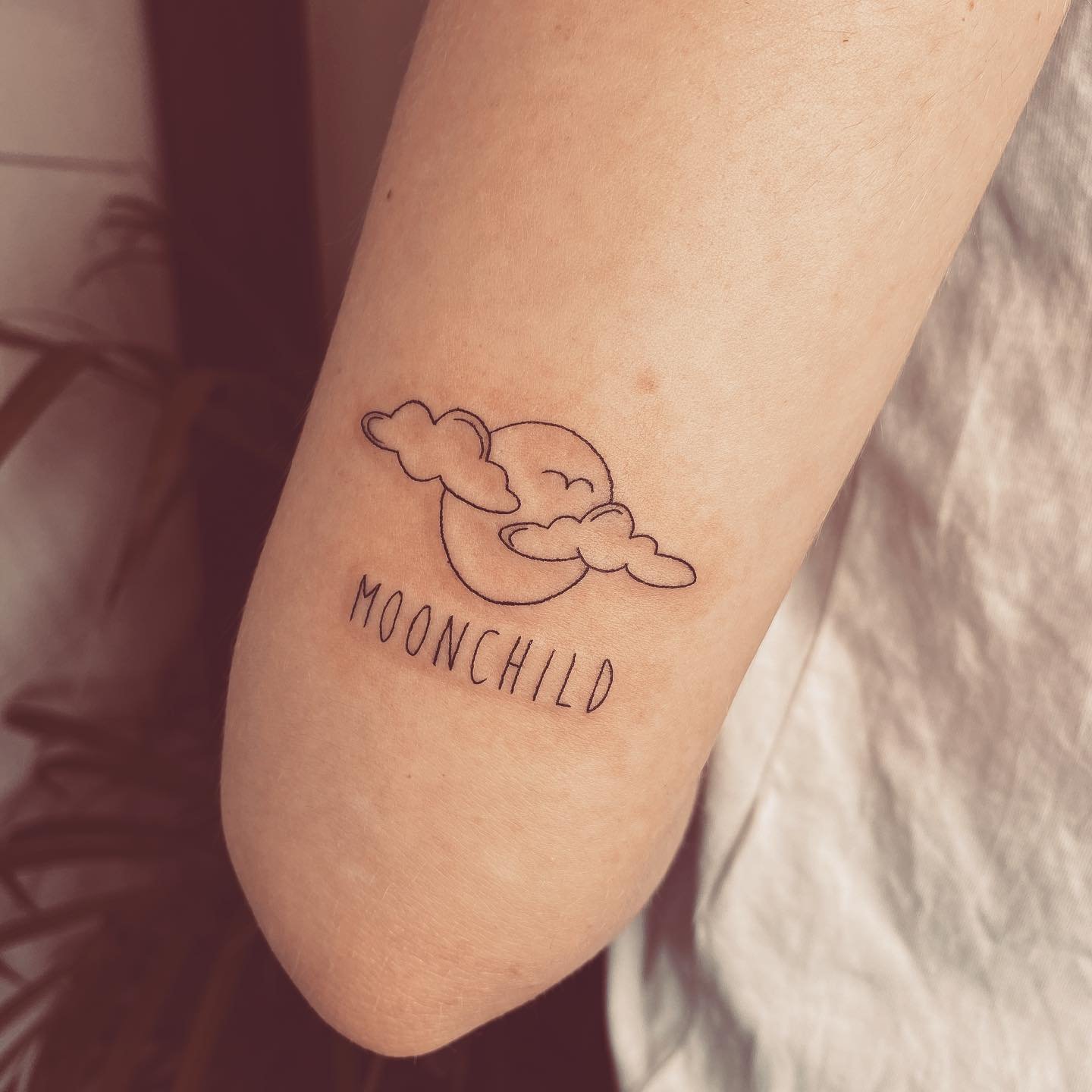 Tatuaje de luna en antebrazo, línea fina Sinkply Madrid
