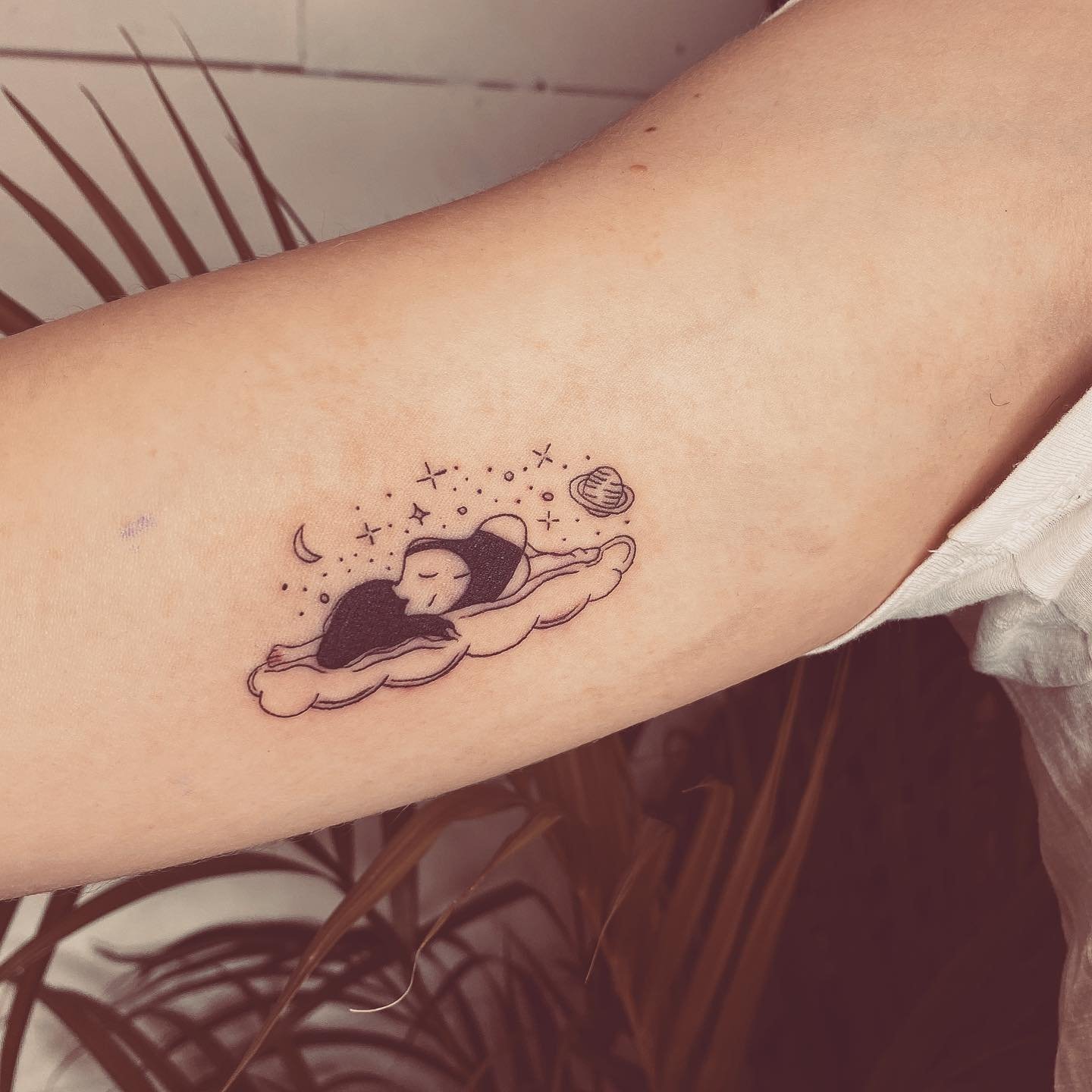 Tatuaje de luna en antebrazo, línea fina Sinkply Madrid
