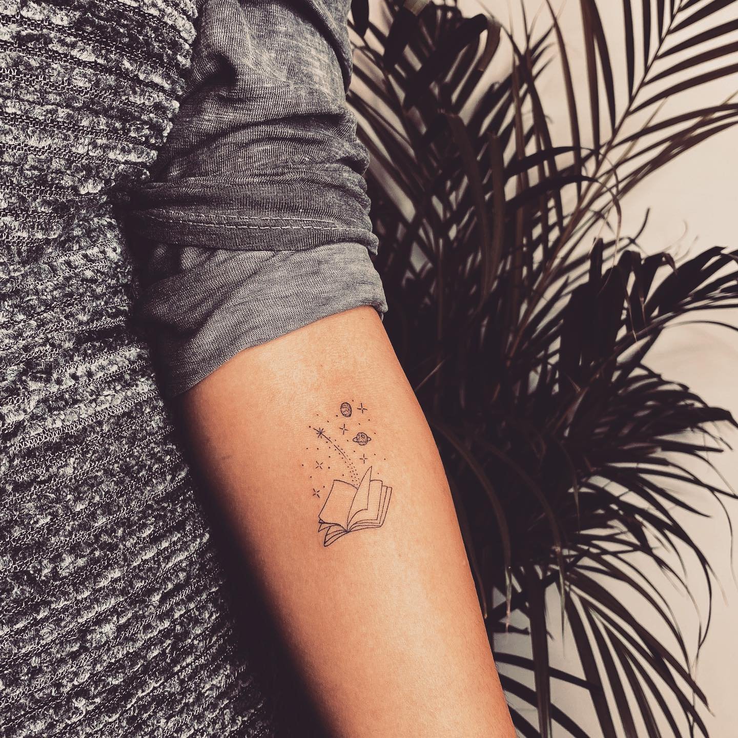 Tatuaje de luna en antebrazo, línea fina Sinkply Madrid