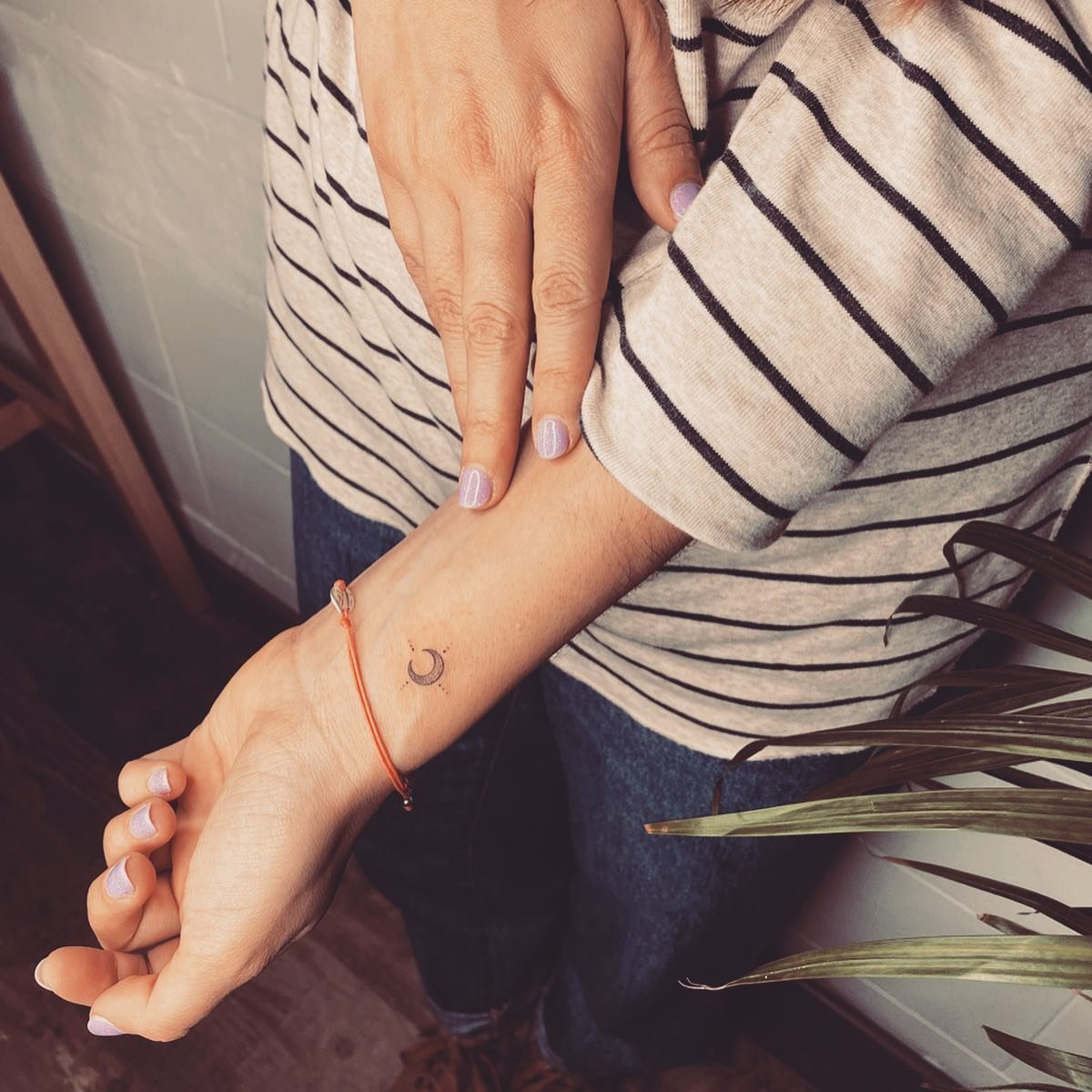 Tatuaje de luna en antebrazo, línea fina Sinkply Madrid