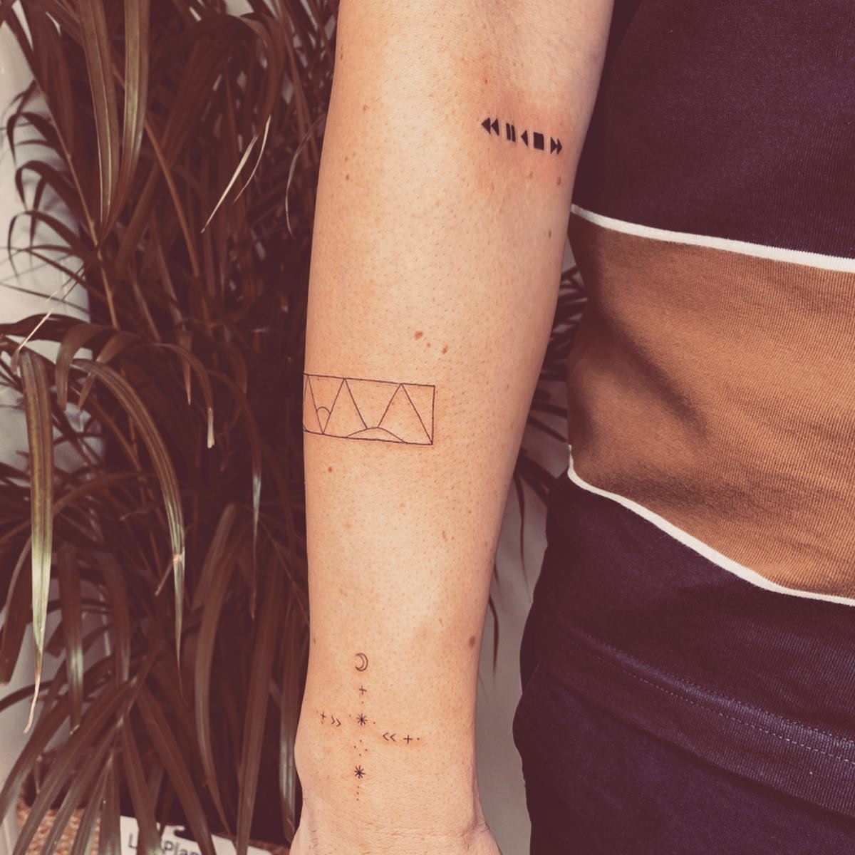 Tatuaje de luna en antebrazo, línea fina Sinkply Madrid