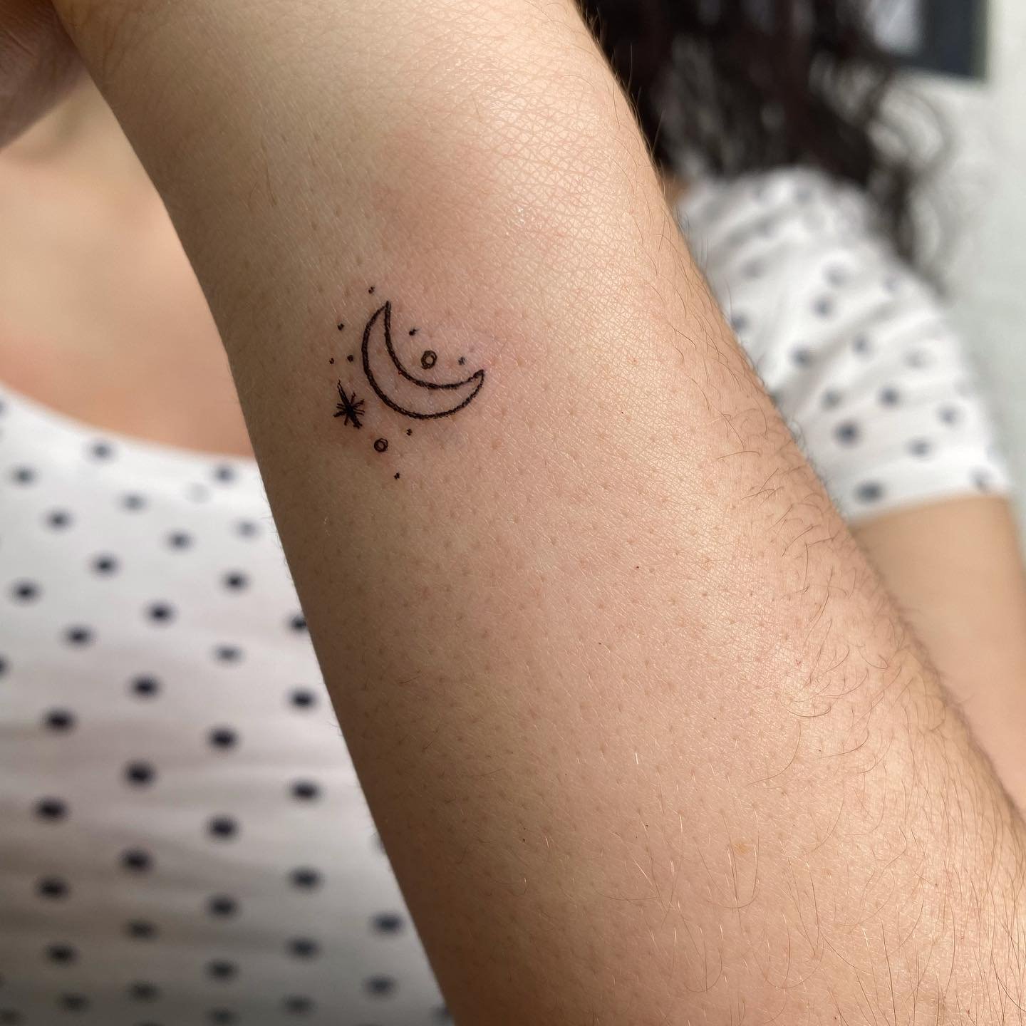 Tatuaje de luna en antebrazo, línea fina Sinkply Madrid
