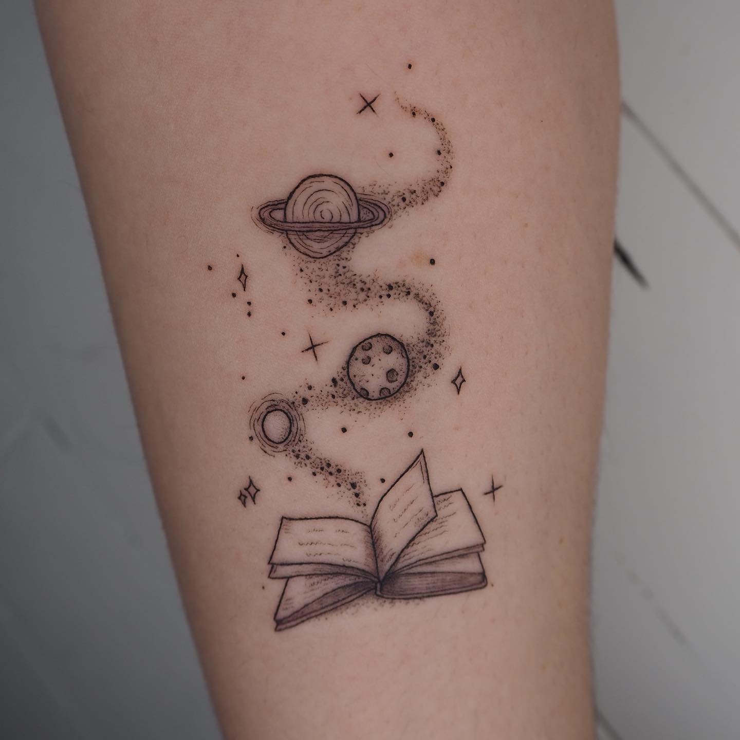Tatuaje de luna en antebrazo, línea fina Sinkply Madrid