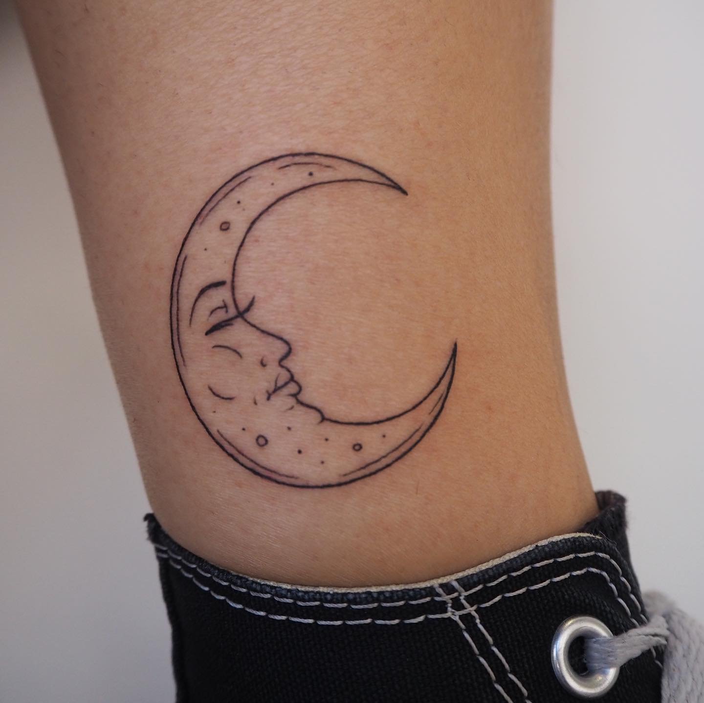 Tatuaje de luna en antebrazo, línea fina Sinkply Madrid