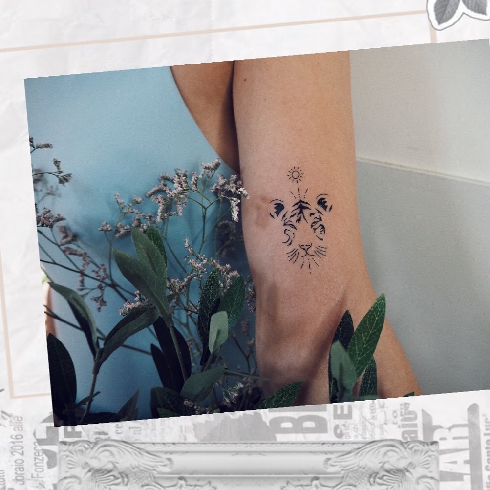 Tatuaje de luna en antebrazo, línea fina Sinkply Madrid
