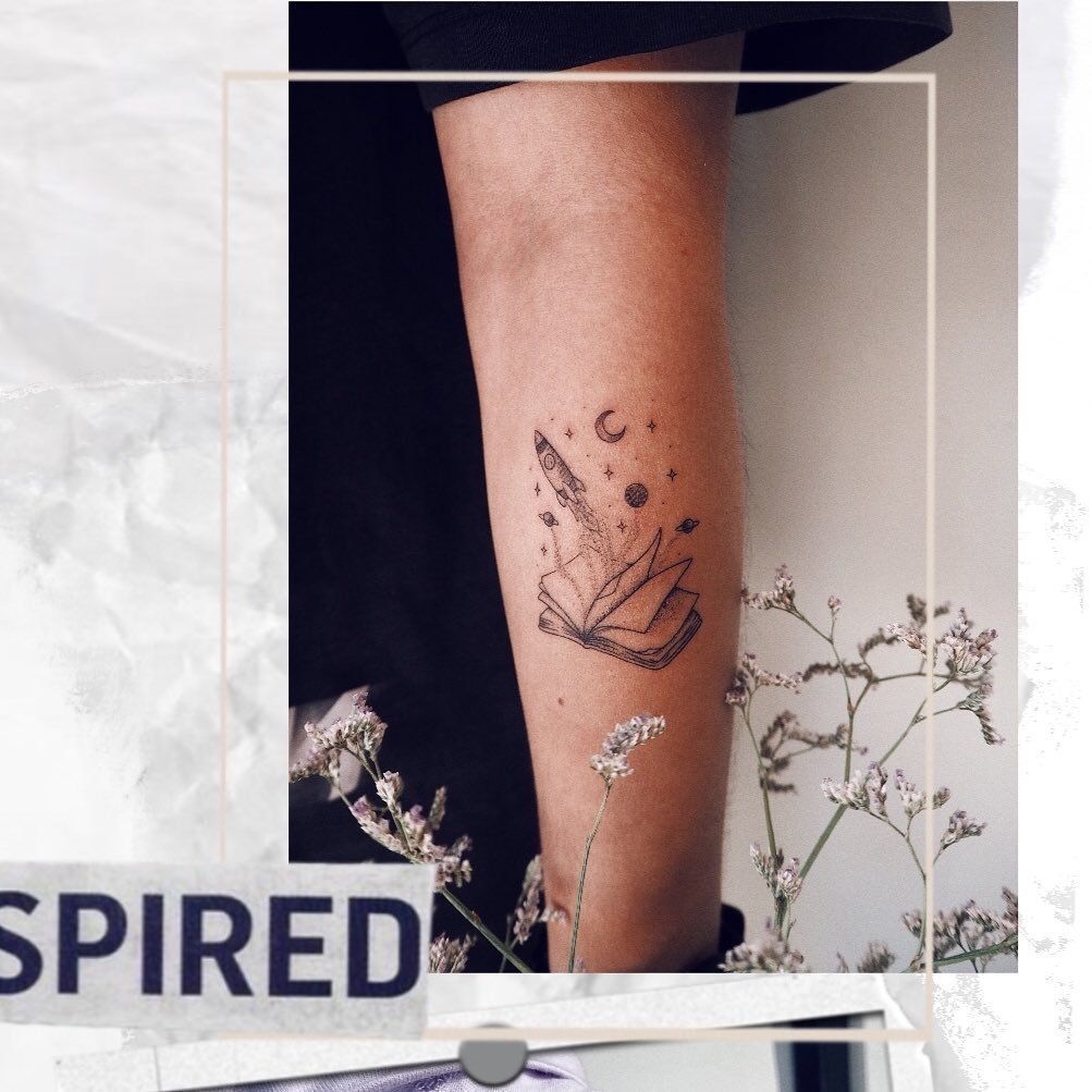 Tatuaje de luna en antebrazo, línea fina Sinkply Madrid