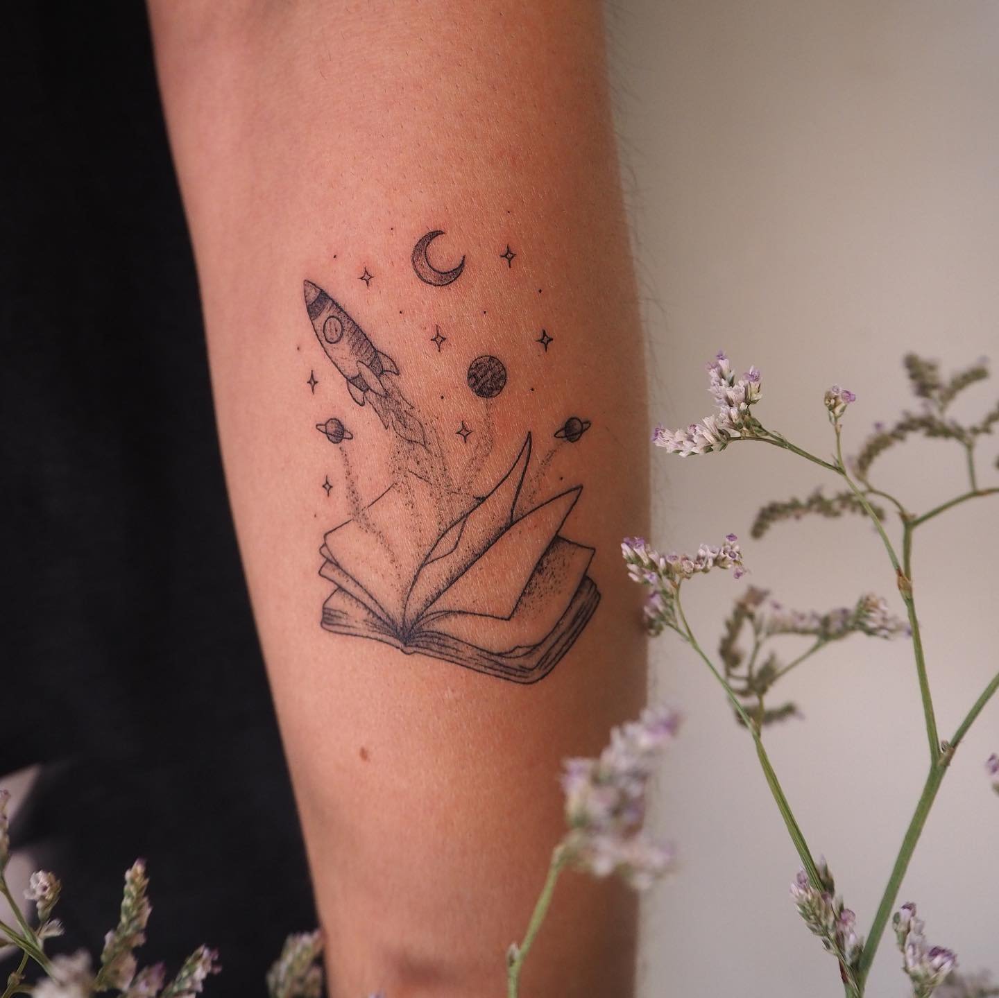 Tatuaje de luna en antebrazo, línea fina Sinkply Madrid