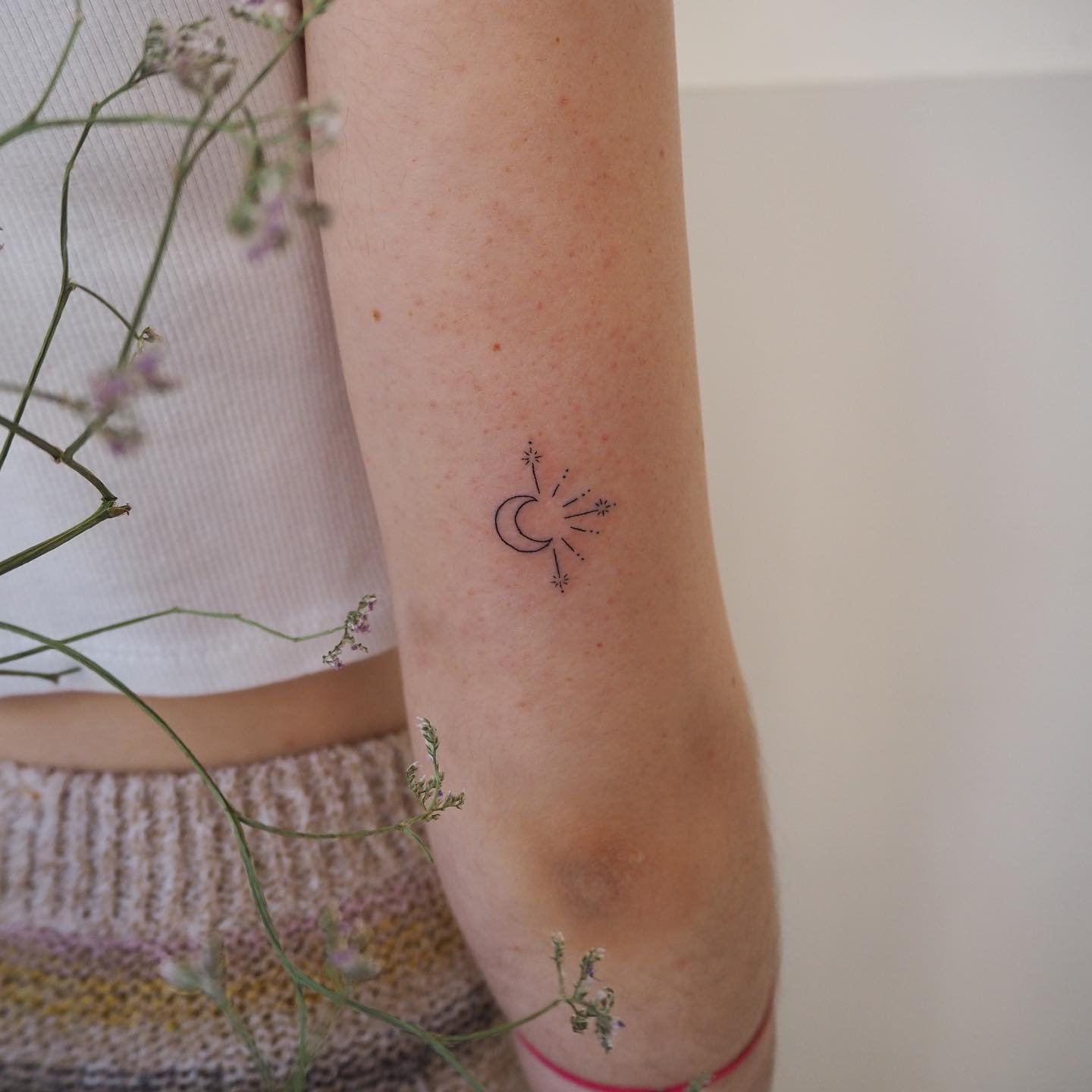 Tatuaje de luna en antebrazo, línea fina Sinkply Madrid