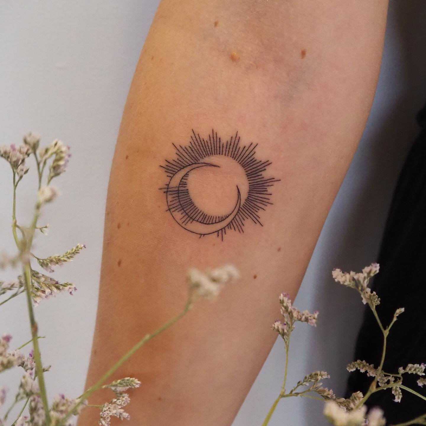 Tatuaje de luna en antebrazo, línea fina Sinkply Madrid