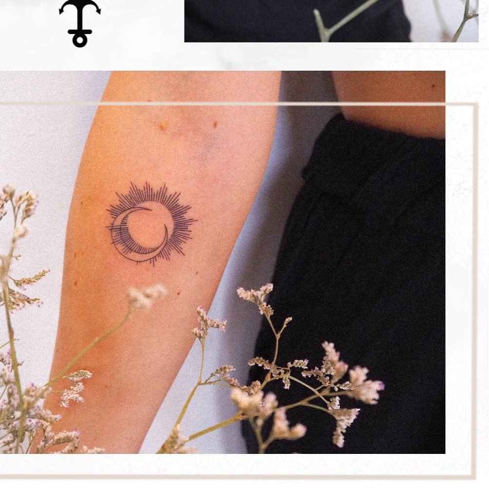 Tatuaje de luna en antebrazo, línea fina Sinkply Madrid