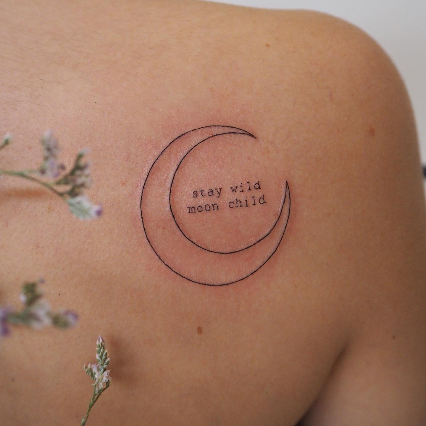 Tatuaje de luna en antebrazo, línea fina Sinkply Madrid