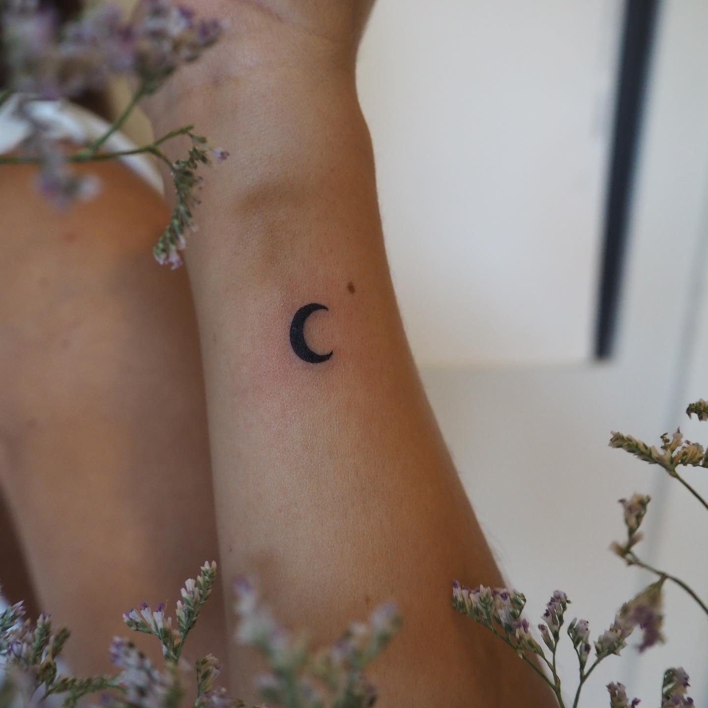 Tatuaje de luna en antebrazo, línea fina Sinkply Madrid