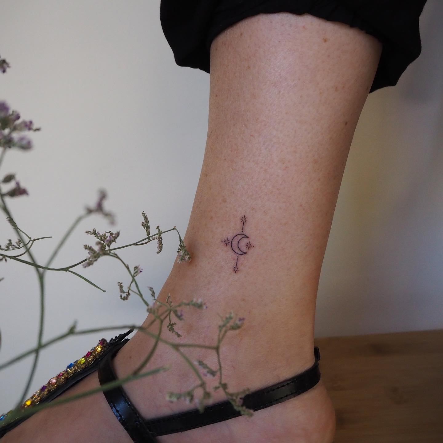 Tatuaje de luna en antebrazo, línea fina Sinkply Madrid