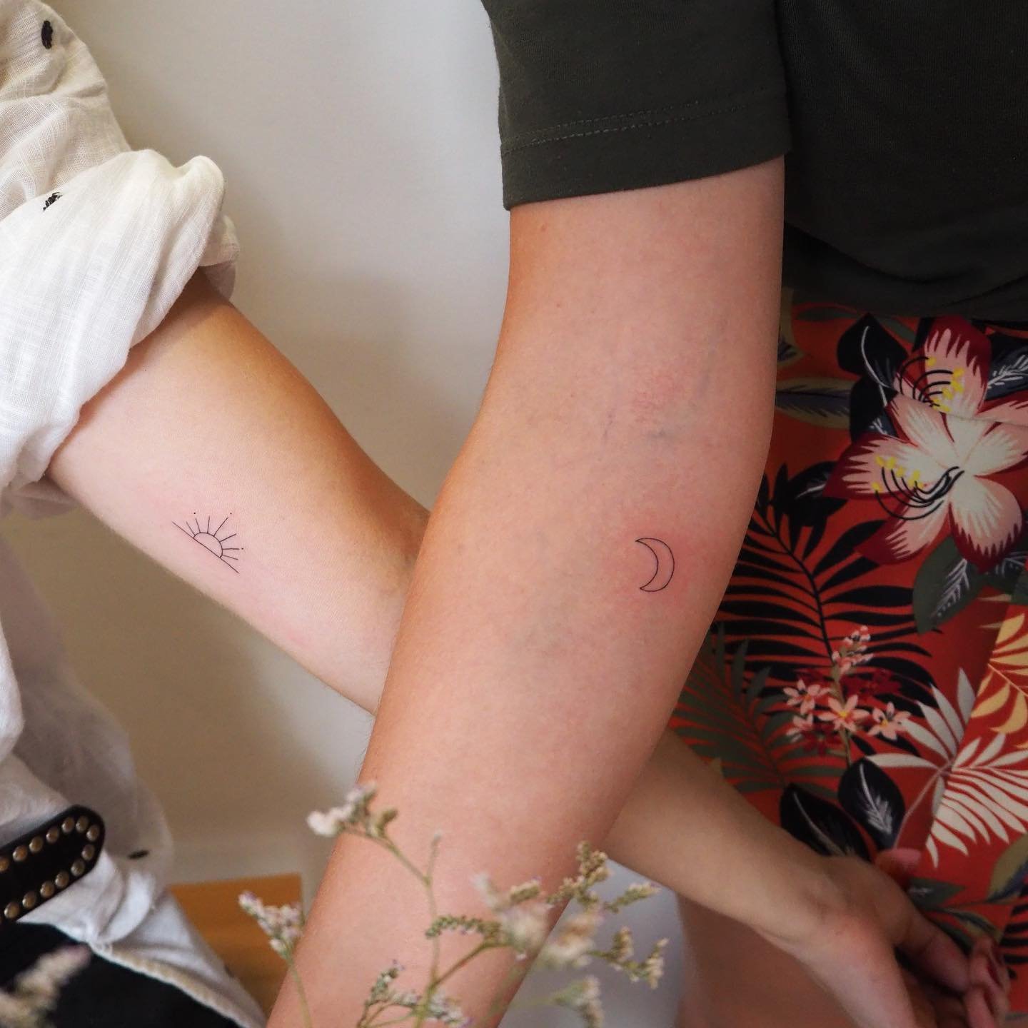 Tatuaje de luna en antebrazo, línea fina Sinkply Madrid