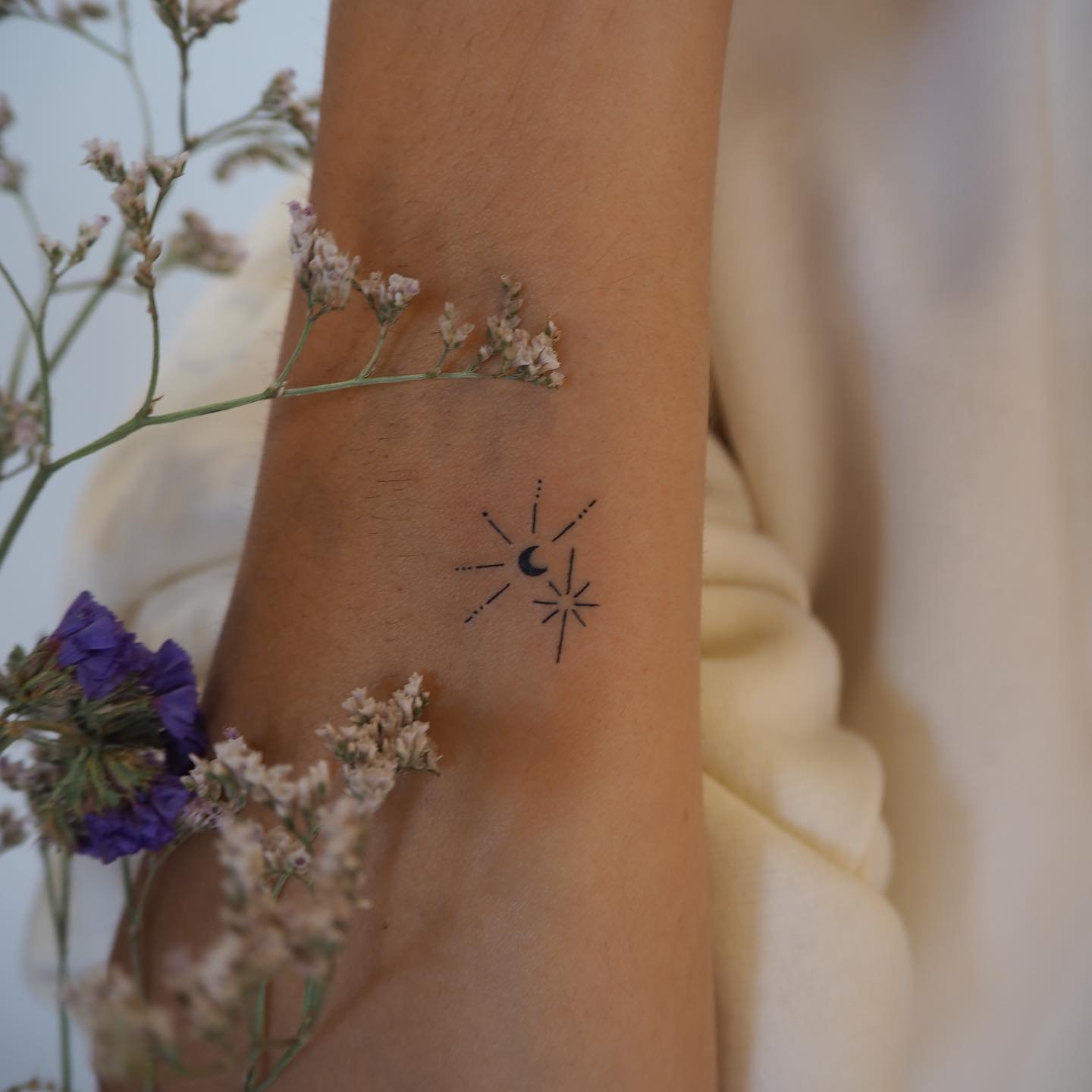 Tatuaje de luna en antebrazo, línea fina Sinkply Madrid