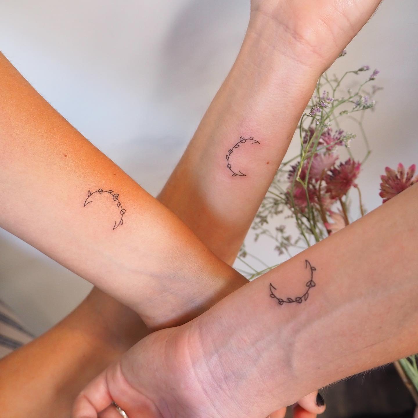 Tatuaje de luna en antebrazo, línea fina Sinkply Madrid