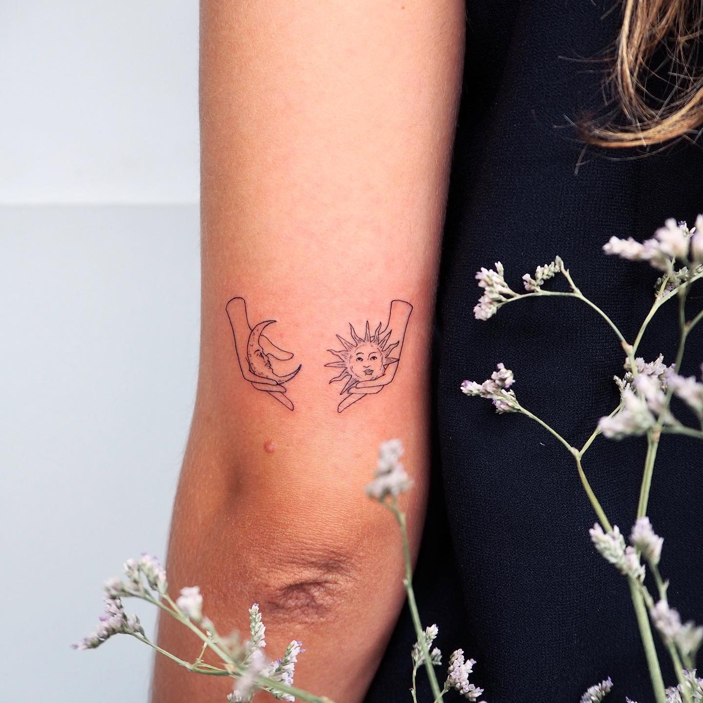 Tatuaje de luna en antebrazo, línea fina Sinkply Madrid