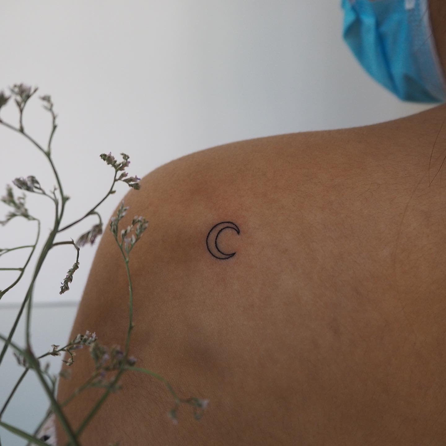Tatuaje de luna en antebrazo, línea fina Sinkply Madrid