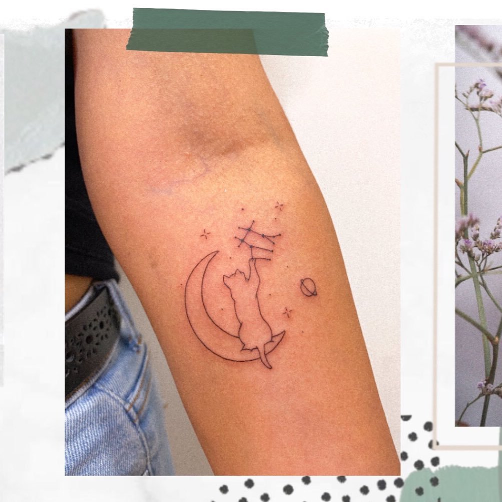 Tatuaje de luna en antebrazo, línea fina Sinkply Madrid