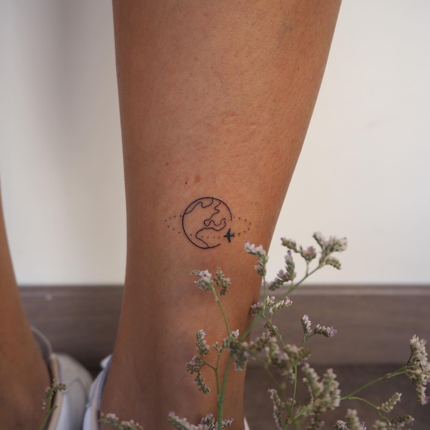 Tatuaje de luna en antebrazo, línea fina Sinkply Madrid