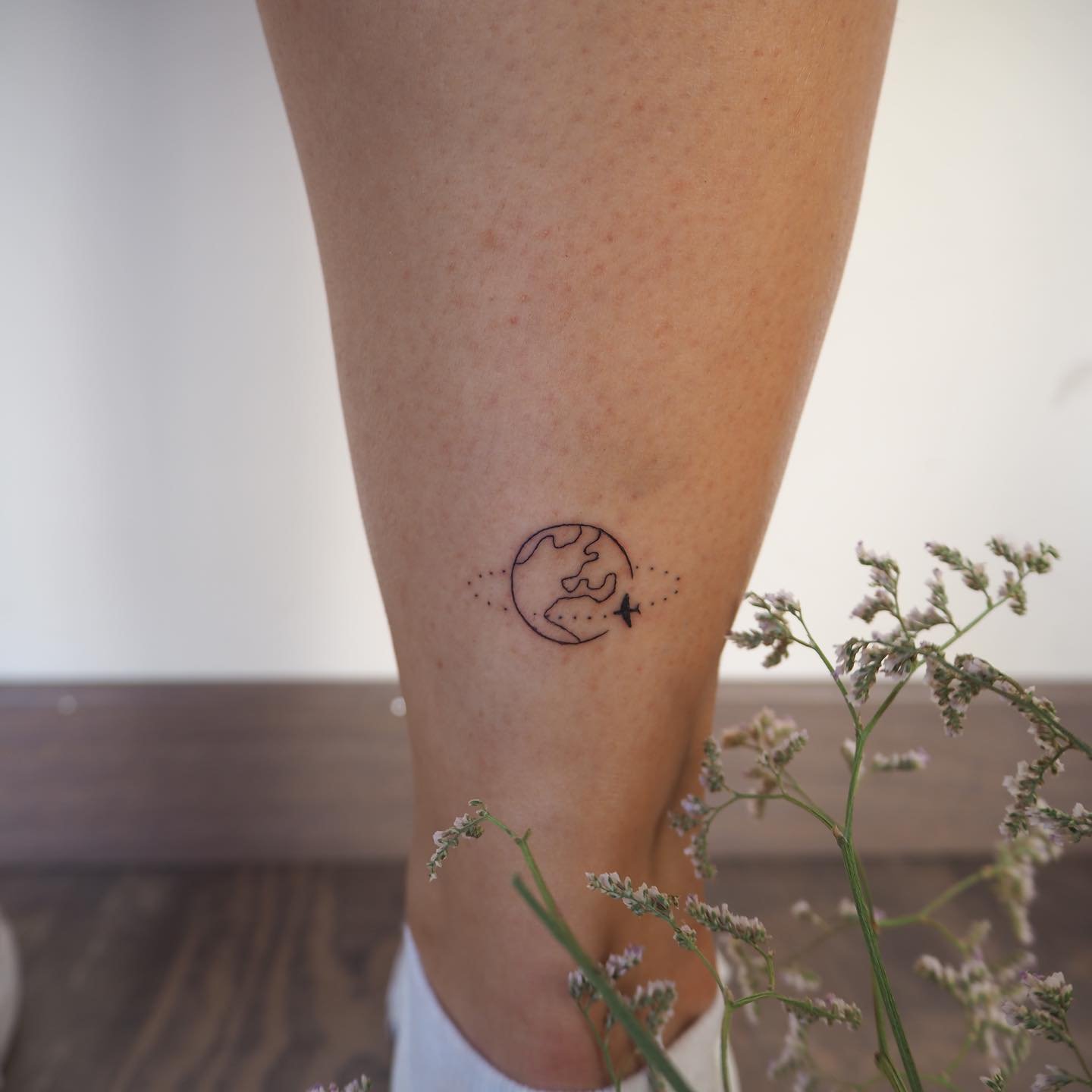 Tatuaje de luna en antebrazo, línea fina Sinkply Madrid
