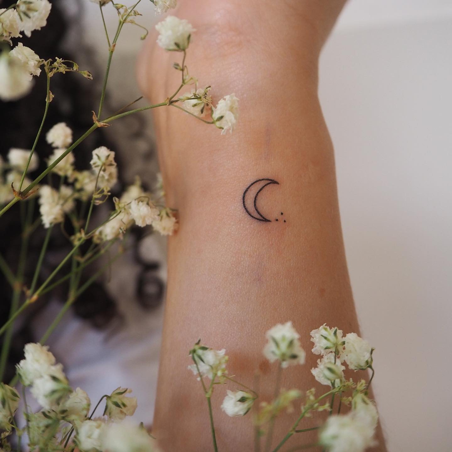 Tatuaje de luna en antebrazo, línea fina Sinkply Madrid