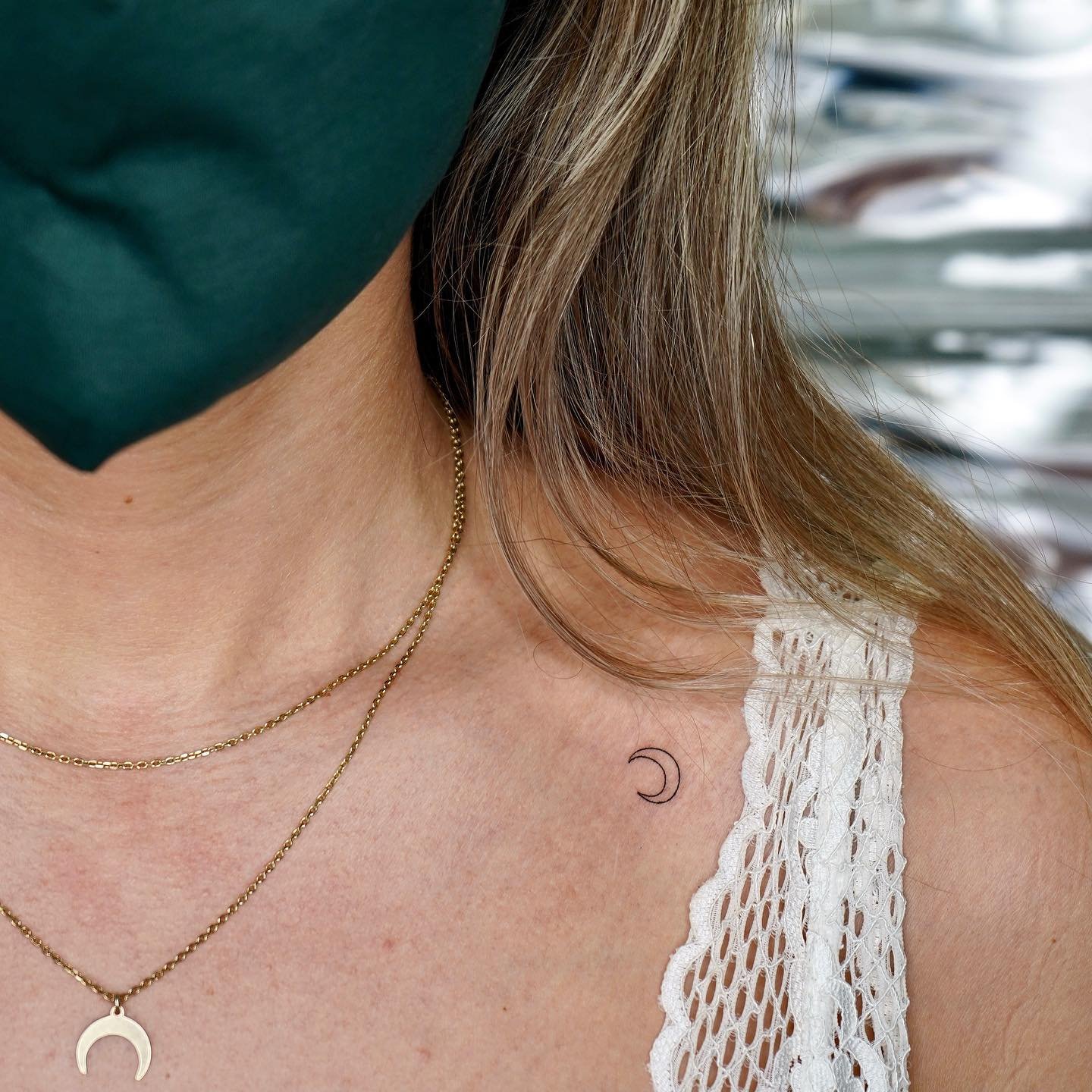 Tatuaje de luna en antebrazo, línea fina Sinkply Madrid