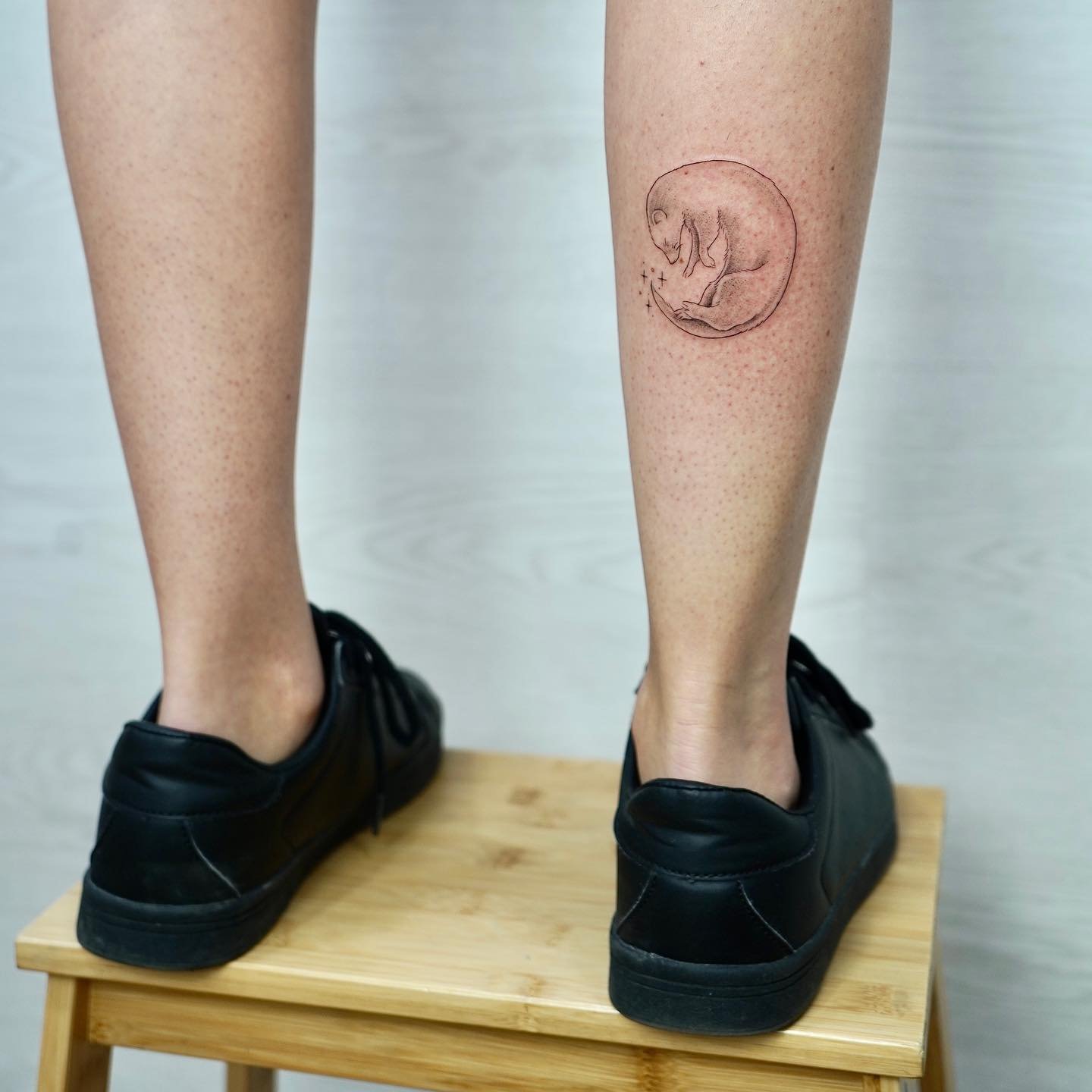 Tatuaje de luna en antebrazo, línea fina Sinkply Madrid