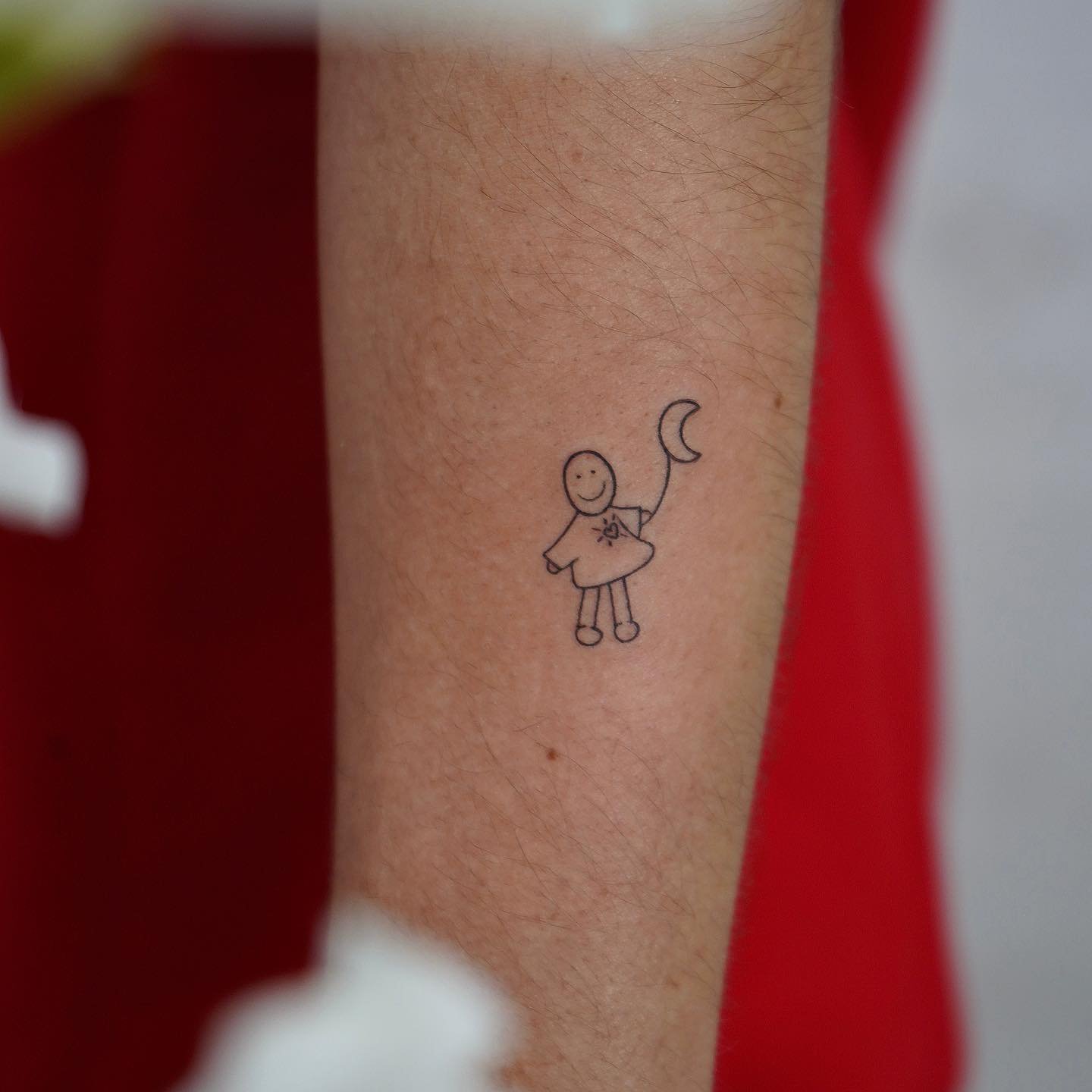 Tatuaje de luna en antebrazo, línea fina Sinkply Madrid