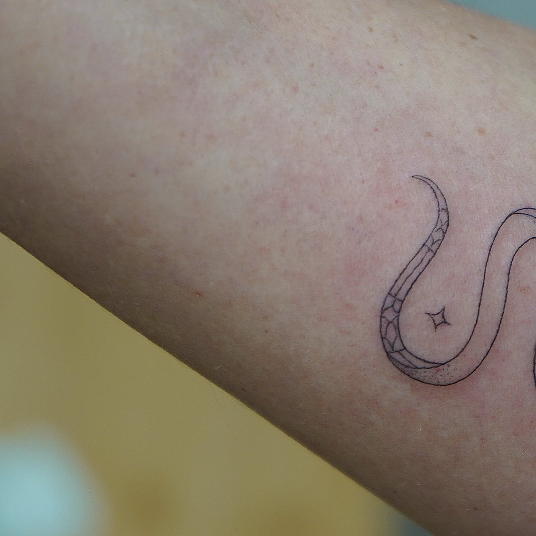Tatuaje de luna en antebrazo, línea fina Sinkply Madrid