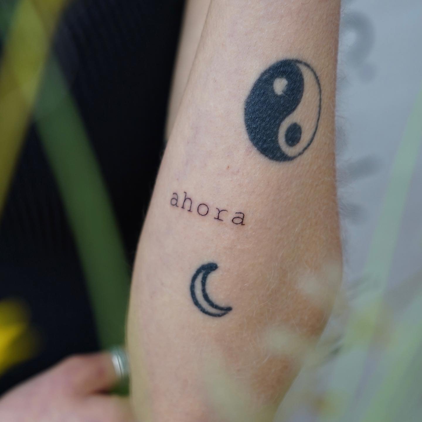 Tatuaje de luna en antebrazo, línea fina Sinkply Madrid