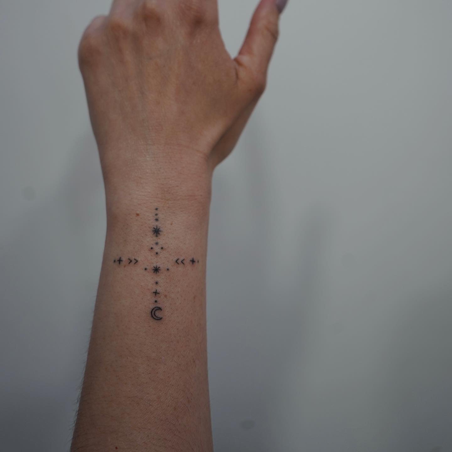 Tatuaje de luna en antebrazo, línea fina Sinkply Madrid