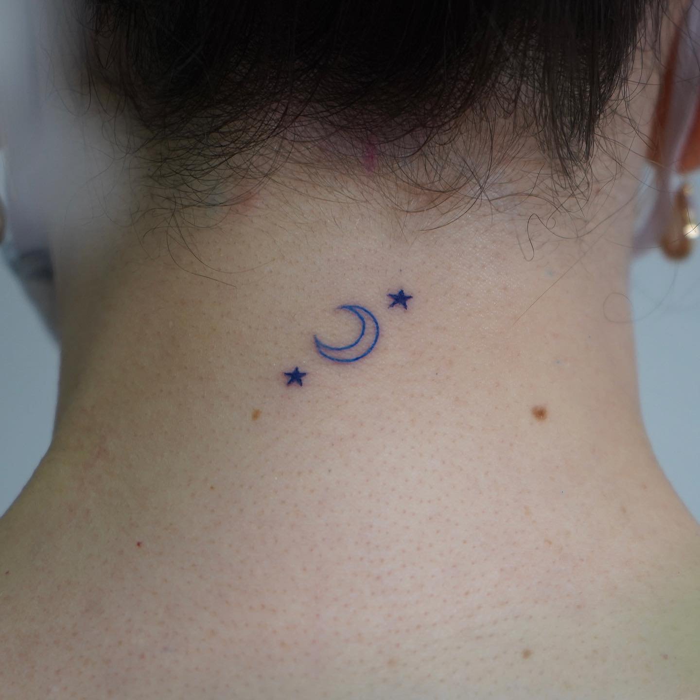 Tatuaje de luna en antebrazo, línea fina Sinkply Madrid