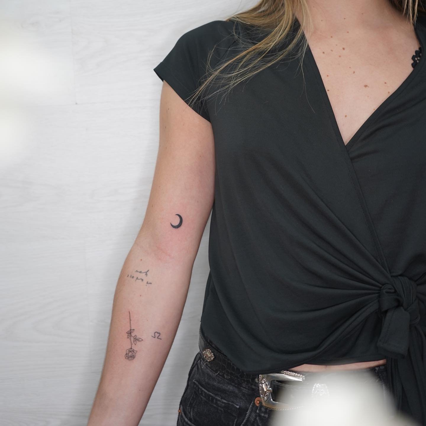 Tatuaje de luna en antebrazo, línea fina Sinkply Madrid