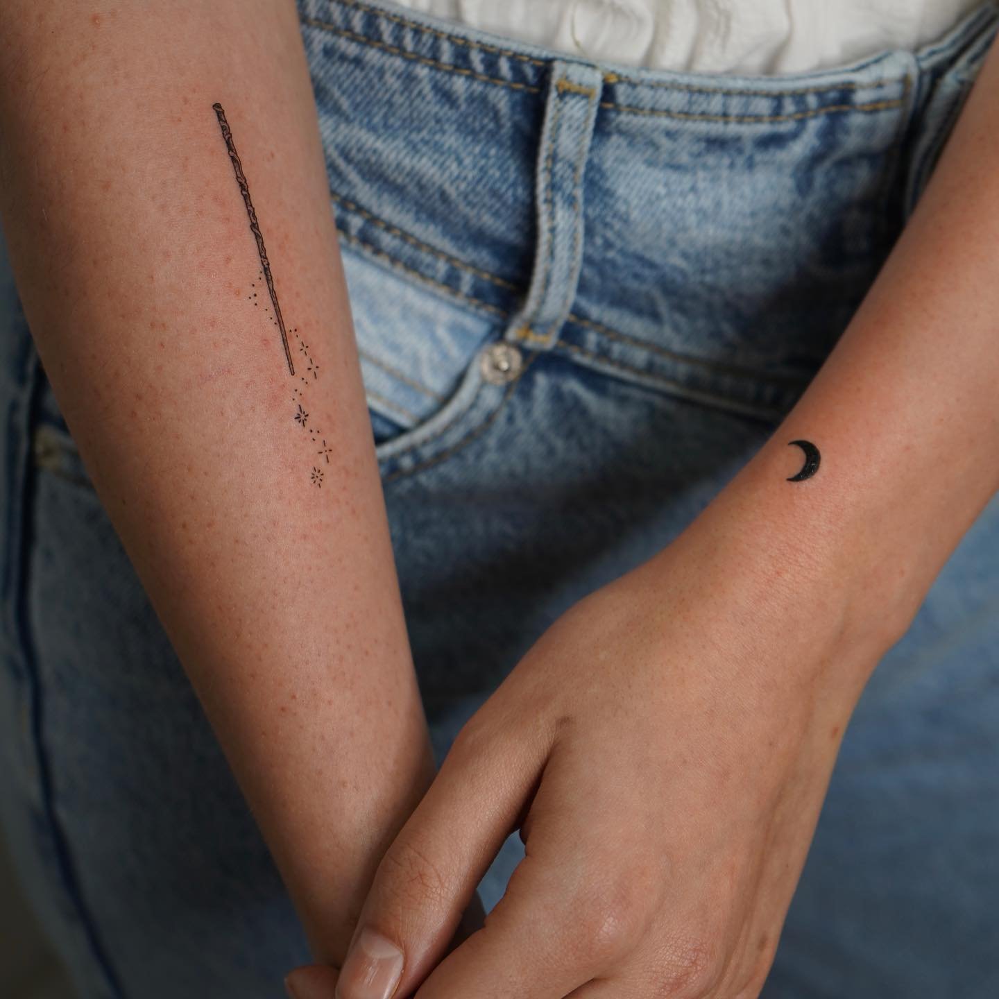 Tatuaje de luna en antebrazo, línea fina Sinkply Madrid