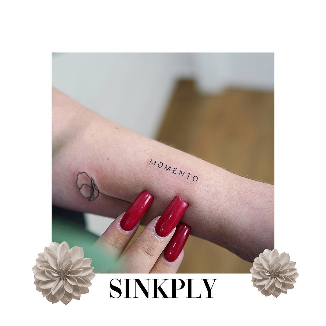 Tatuaje de luna en antebrazo, línea fina Sinkply Madrid