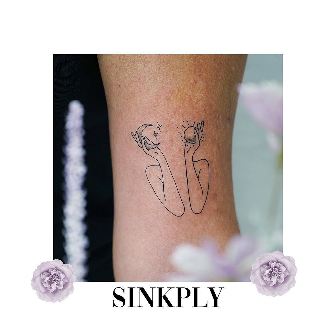 Tatuaje de luna en antebrazo, línea fina Sinkply Madrid